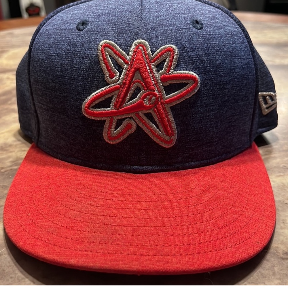 Isotopes hat